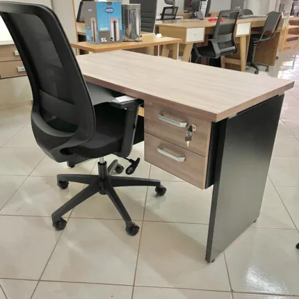 Mesa Escritorio 1,35m Yaris com 2 Gavetas e Chave (2556-2698)