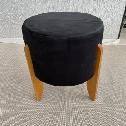 Puff Luxo Preto 4 Pes de Madeira (5335) - Imagem 1