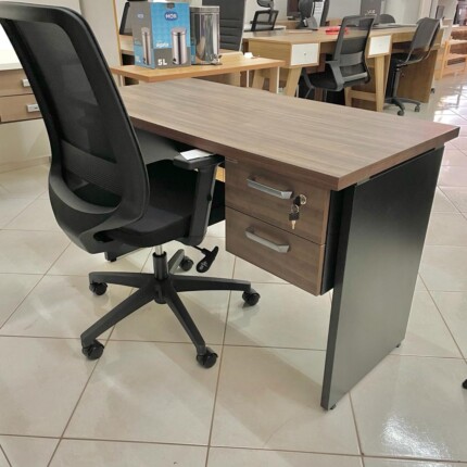 Mesa Escritório 1,20m Yaris com 2 Gavetas e Chave (864-2559) - Image 1