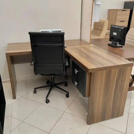 Mesa Escritório de Canto em MDF-BP Semi Nova (818) - Imagem 1