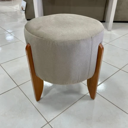 Puff Luxo Bege 4 Pes de Madeira (2761)