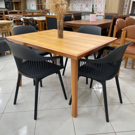 Mesa 1,15m Avela (3648) com 04 Cadeiras Montreal (1083)