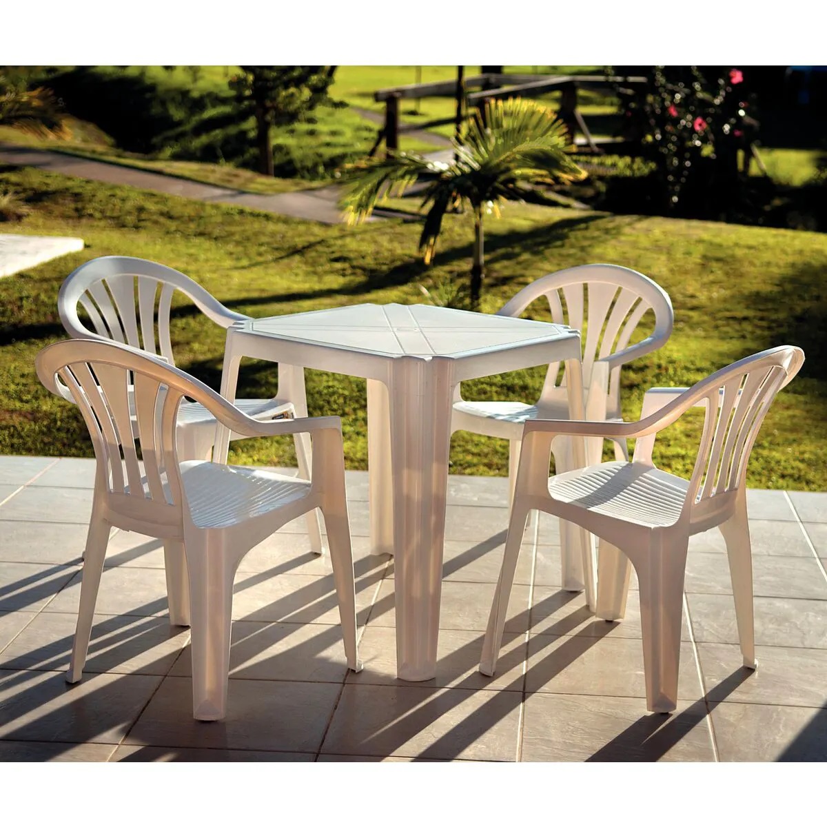 Conjunto Mesa Com 4 Cadeiras Tramontina Plástico Resistente