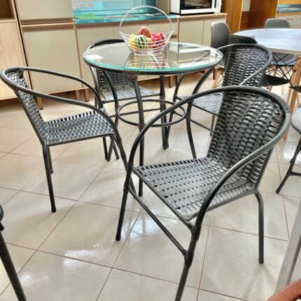 Mesa Redonda 80cm com Vidro (1454) com 4 Cadeiras Happy Hour (1454) - Imagem 3