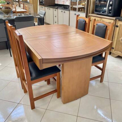 Mesa Extensivel Lorena (5067) com 4 Cadeiras Londres (2050)