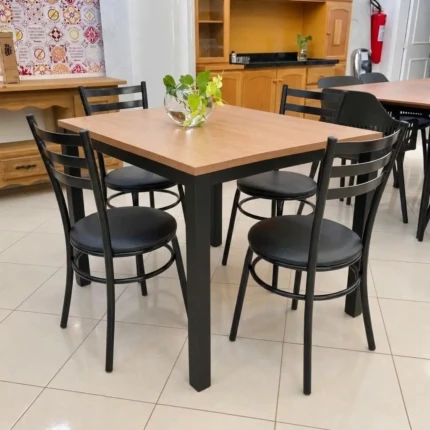 Mesa 90cm Quadrada (5236) com com 04 Cadeiras de Aço Preto (4639)