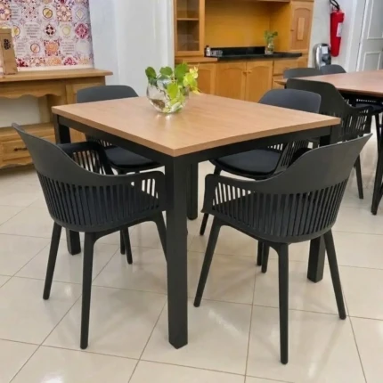 Mesa 90cm Quadrada (5236) com 04 Cadeiras Montreal (1083)