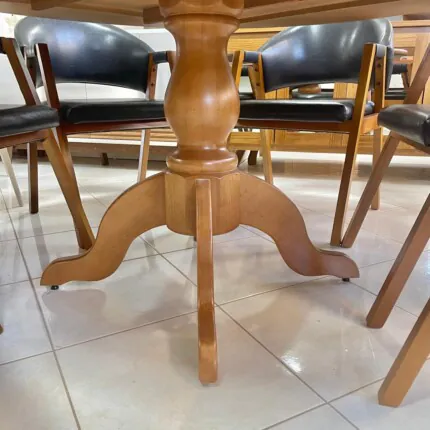 Mesa Redonda 1,60m (1576) com 6 Cadeira Dora Preto com Braço (2695) - Imagem 2