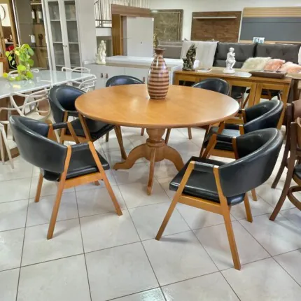 Mesa Redonda 1,60m (1576) com 6 Cadeira Dora Preto com Braço (2695) - Imagem 3