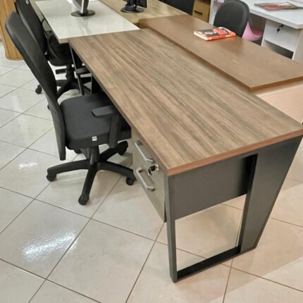 Mesa de Escritório 1,50m Trapezio (3160-2559) - Imagem 3