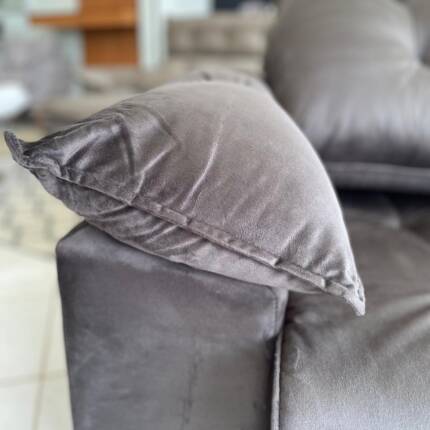 Sofa 2,50m Ferrero com Braços Almofadado Veludo Marrom (3668) - Imagem 3