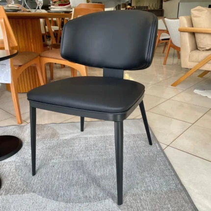 Poltrona Siena estofada em Couro Eco Preto (5324)