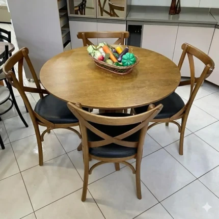 Mesa Redonda 1m (1745) com 4 Cadeiras Leon X com Estofado Impermeável (1101)